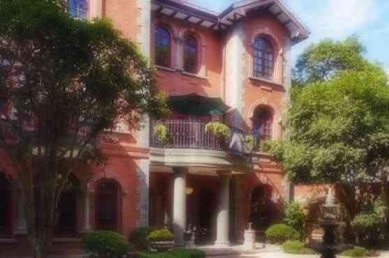 和平官邸曾经是张爱玲的故居,欧式化的装修风格,富丽堂皇,大气而精致