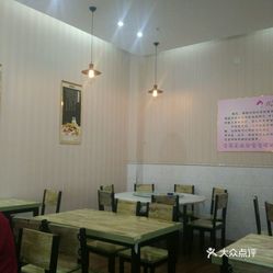 一群老板桌子下有人口_简笔画桌子上面有什么(2)