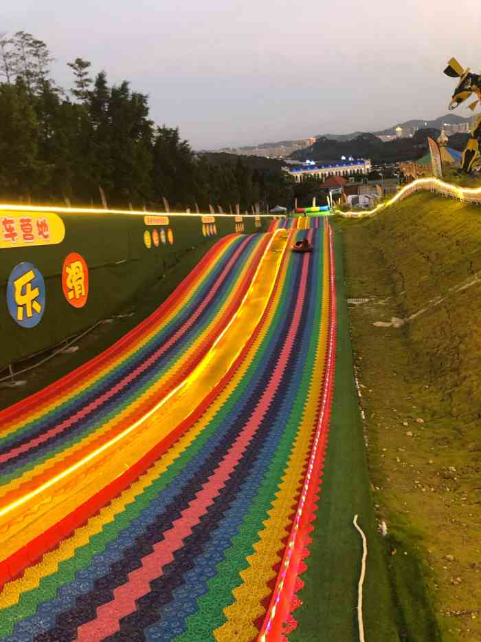 七彩乐滑彩虹滑道-"位置在北岭山房车营地.下面有收费