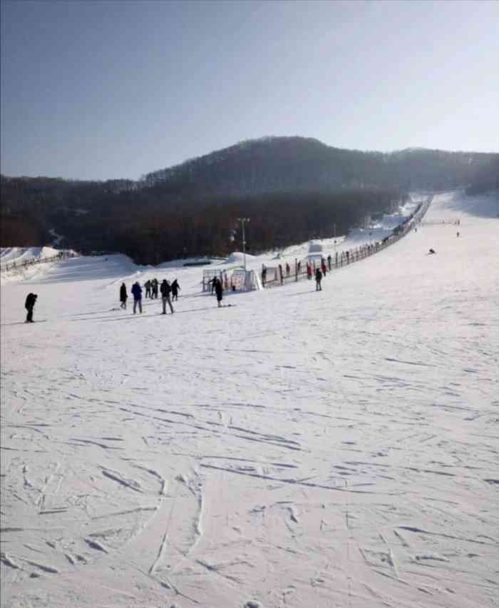 鸣山绿洲滑雪场-"铭山绿洲滑雪场,位于吉林市龙潭区铁