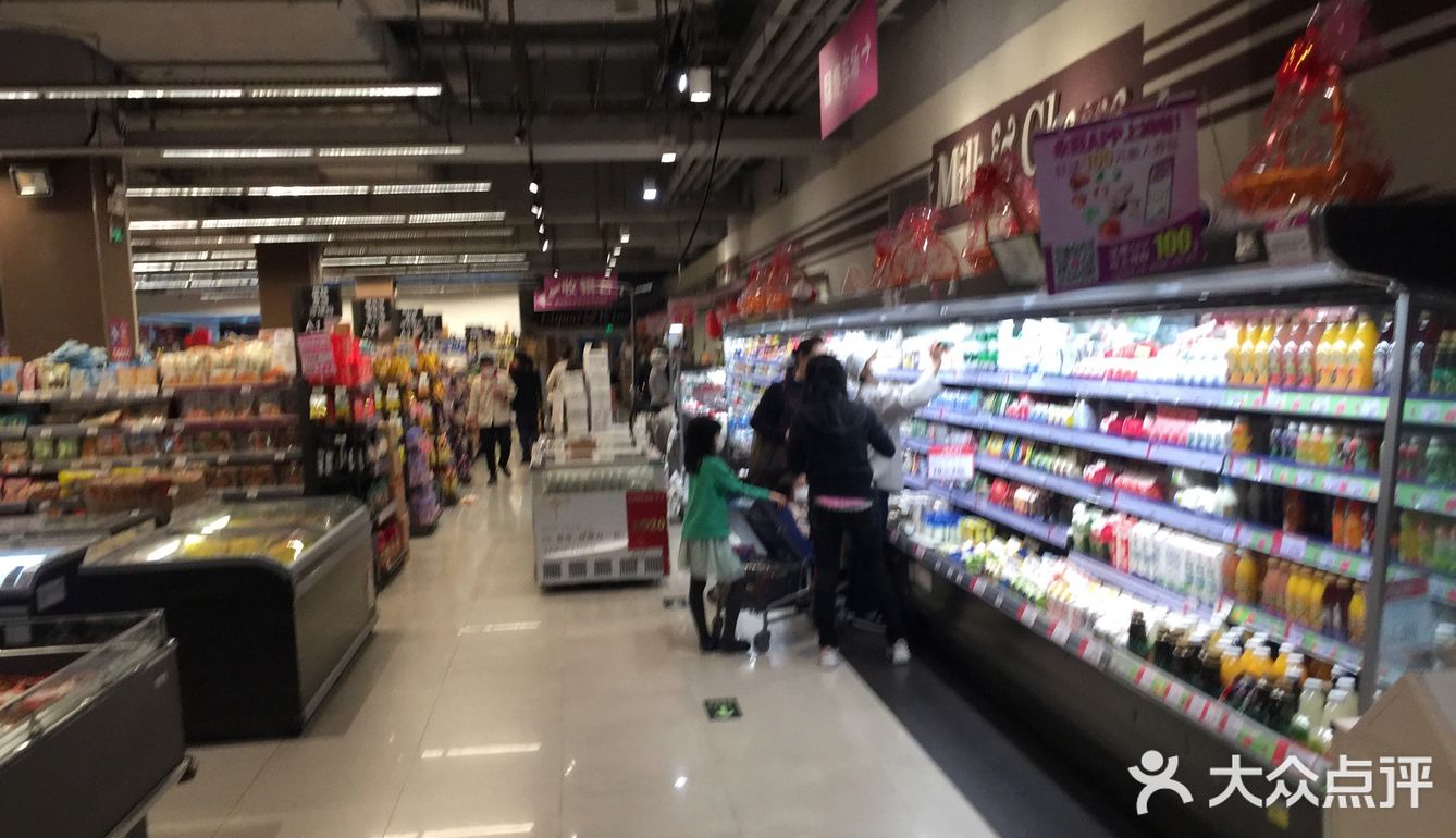 永旺海港城店位于商场负一层适逢十元均一和会员优惠活