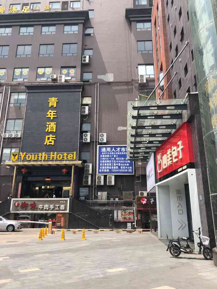 虎泉时尚中心-"从地铁口一出来就能看到这个广场.上面有各.