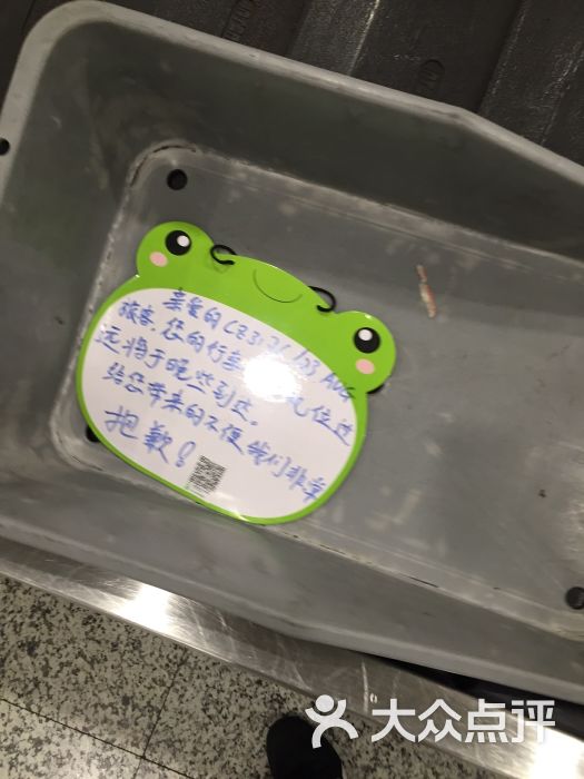 之前是好几年前坐南航的飞机,忘记怎么样了,反正是个小飞机,也是第一次坐飞机,觉得还蛮新鲜的。后来去近的地方做了几次东航的飞机觉得还行,现在看来东航是比南航好点。就觉得去南方吗,就坐南航的飞机呗,下次再去南方也不想做南航了,除非去广州。这次坐的是330的飞机,倒是比上次大了不少,好在这么刮大风的天气它没有晚点,这要说也已经是万幸了。从50号登机口坐摆渡车上飞机哎呦这个远哪,感觉那摆渡车开了得有三站地都不止才开到飞机下面。而且那摆渡车上不知为啥那么大汽油味儿,我都怕它随时着了。跟着一个比一个能挤的乘客终于钻上