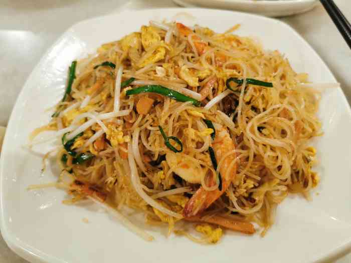 口感确实很丰富,各种蔬菜和配料配鸡汁炒粉