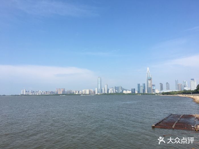 地铁九号线深圳弯公园站下车,靠近欢乐海岸.