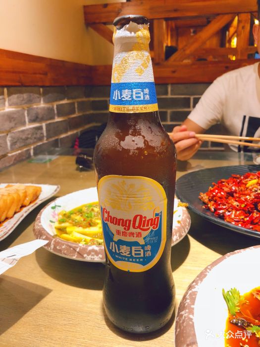 灶边边民间菜重庆小麦白啤酒图片