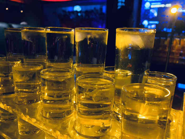 玖里小酒馆-"周末不喝酒,人生路白走.对象不在家,赶.