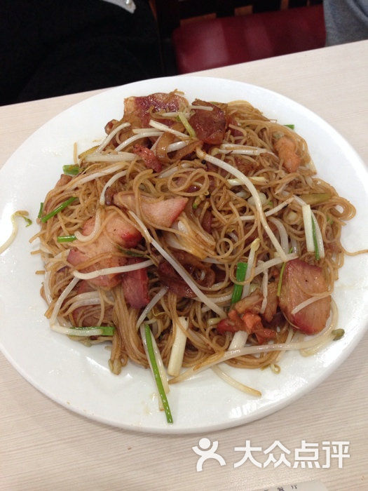 银芽腊味炒米粉
