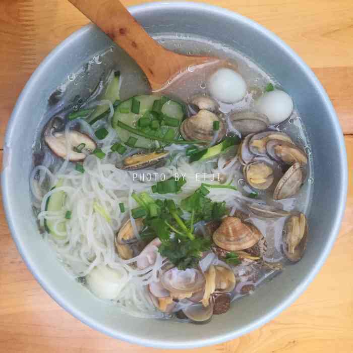 很少吃鱿鱼,但这家鱿鱼米粉真的很不错,汤头很鲜,好喝