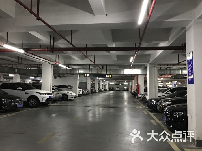 奔牛机场地下停车场图片 - 第5张