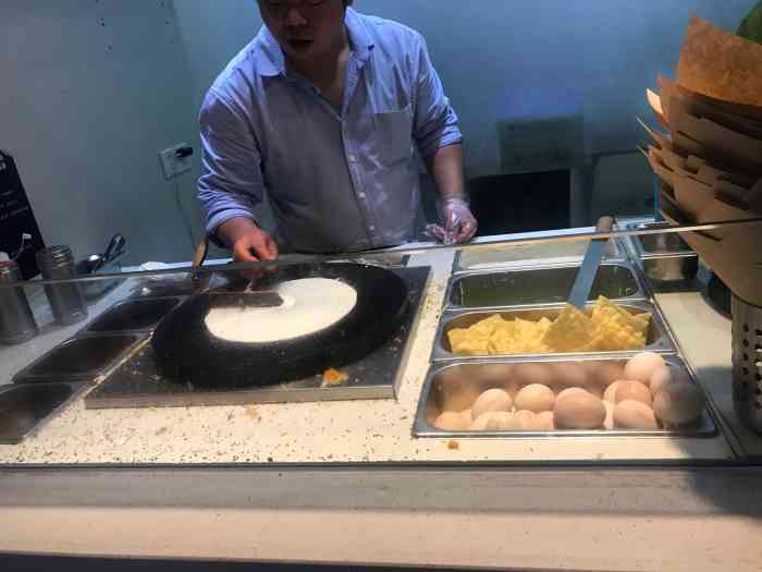 打分 新城市广场开了很久的煎饼店,刷的是辣酱 偶尔吃还可以