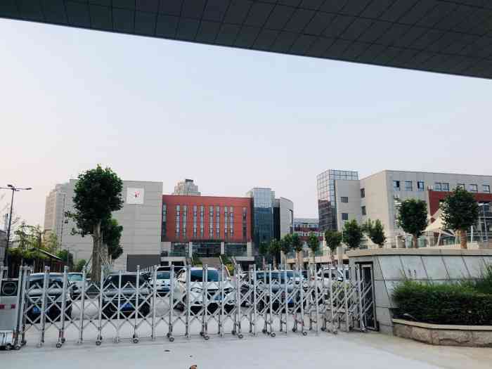 郑州市实验高级中学-"郑州市实验高级中学是省级示范性高中之一.