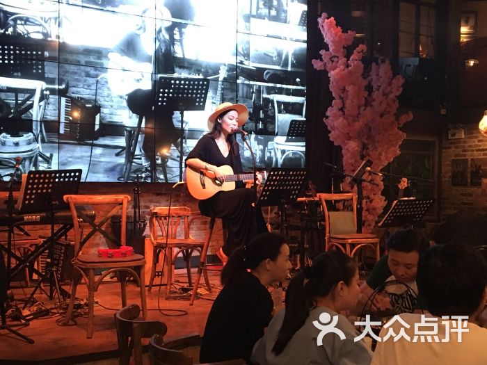 胡桃里音乐酒馆青春颂店