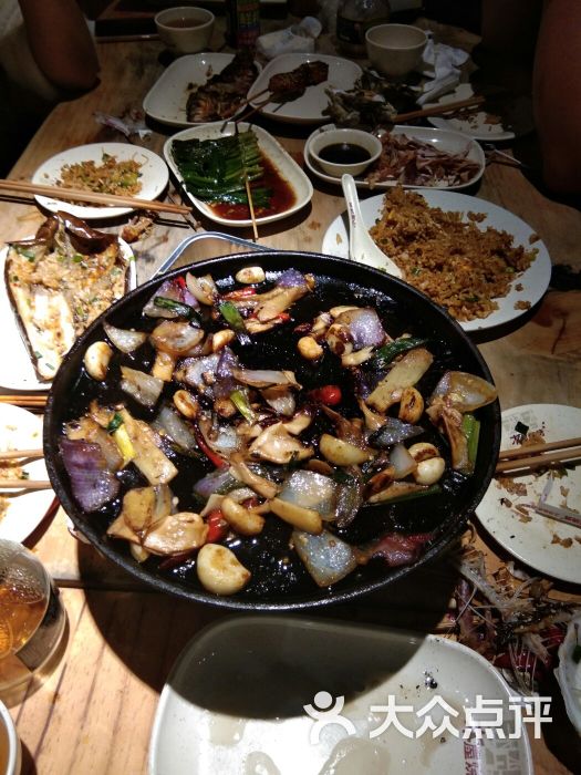 木屋烧烤:服务员态度冷漠,菜里有虫还会动.深圳