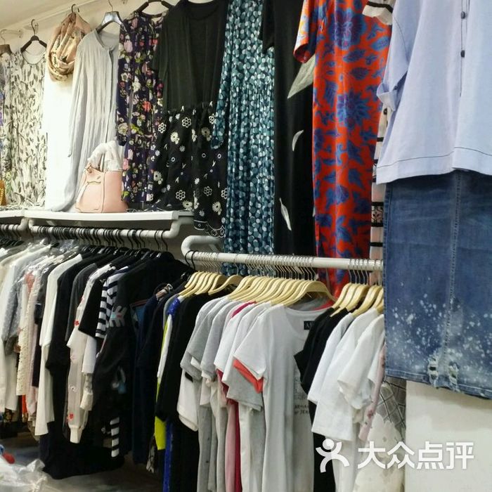 小羽毛外贸服饰店内环境图片-北京品牌折扣店-大众