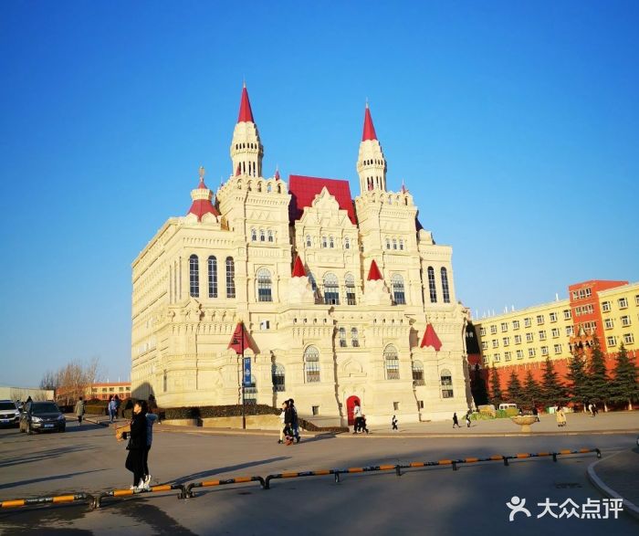 郑州大学西亚斯国际学院体育学院图片