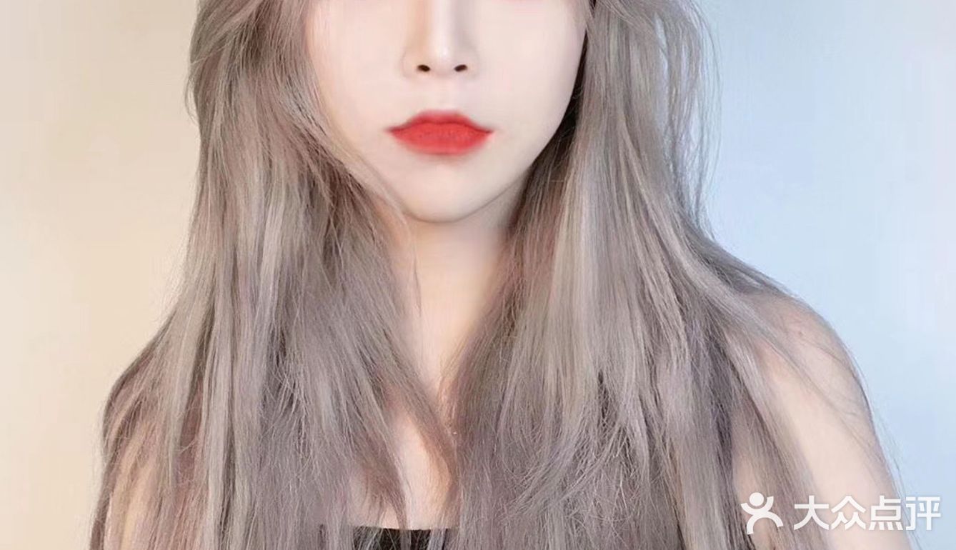 女生发色超级显白 自然又特别的棕灰色