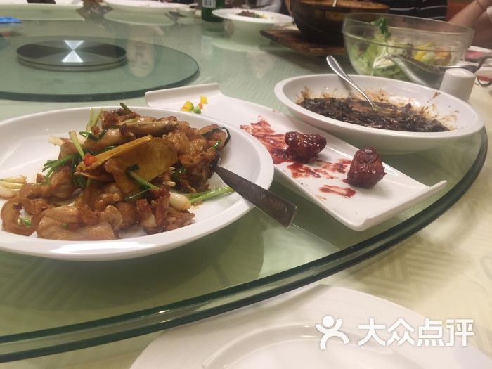 家里的亲戚们聚会,选在了靠近五角场附近的金米萝大酒店,那边的饭店