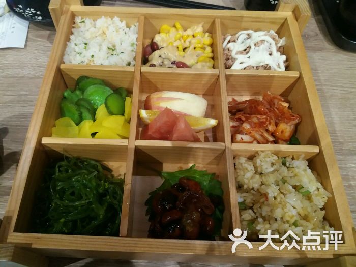 九宫格咸菜大便当