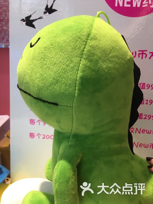 貌不惊人的一家街头玩具店。西湖万达三楼。