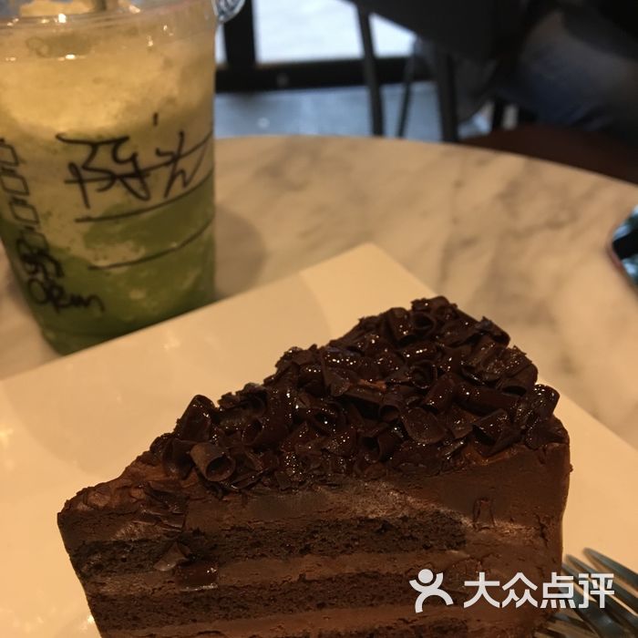 星巴克浓醇三重黑巧克力蛋糕图片-北京咖啡厅-大众