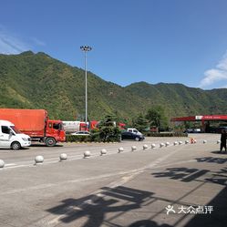 金丝峡服务区停车场