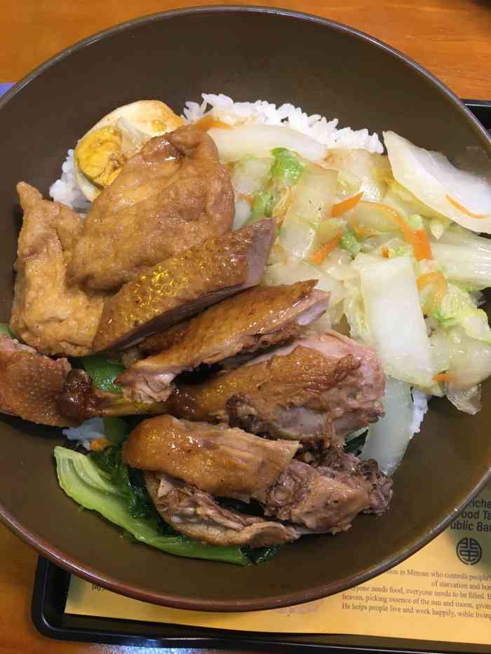 算是东山路环境最好的快餐店,不过味道整体比较一般「头牌卤鸭饭」