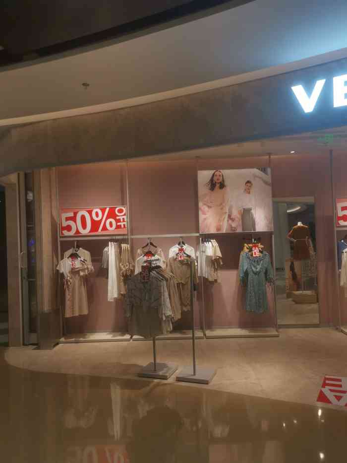 vero moda 来跟老婆到王府井吃饭,路过二楼就看到这家女装店,老婆想