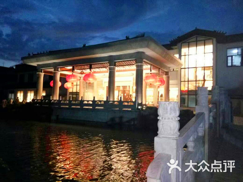 秀兰文化园酒店夜景灯光图片 第1张