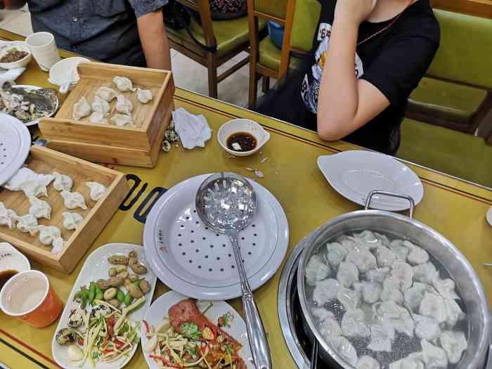 媳家婆自助水饺-"很晚到的 包饺子的店员都快要下班了 我们.