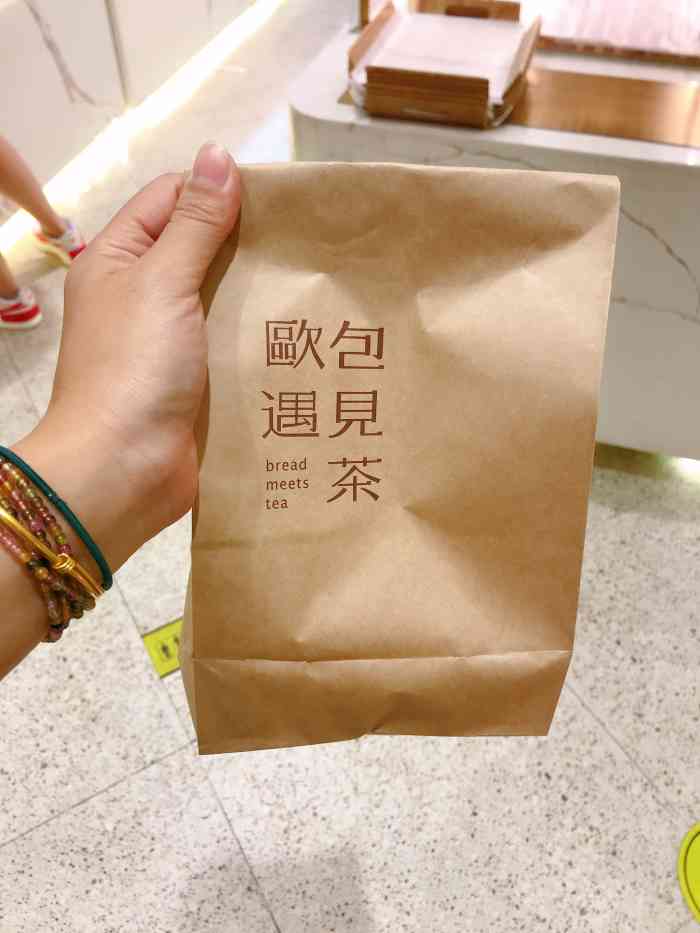 欧包遇见茶(壹马广场店"这家欧包在壹马的一楼,临街的铺面,非常大.
