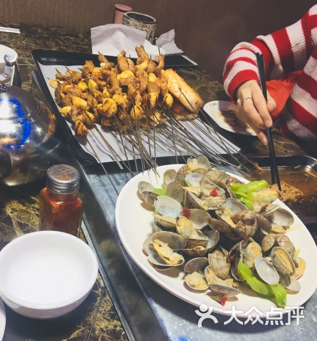 来一串烧烤:位置在烟大小吃街,室内室外都有.烟