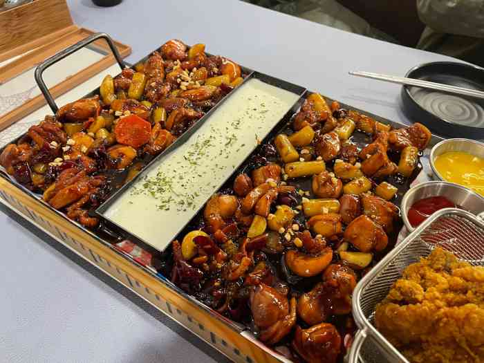 鱼籽村秘制拌饭(熙悦天街店"这个位置以前也是一家这样的店,现在