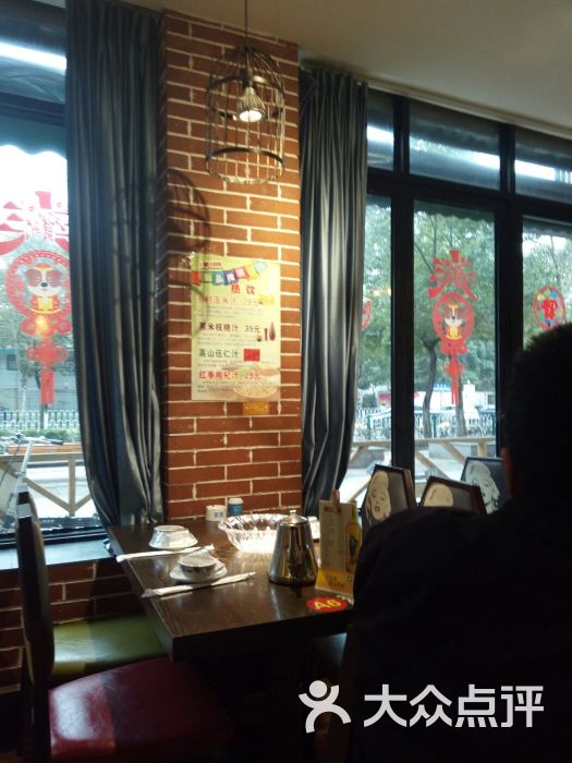 对这家店最深的印象就是,客人进门,服务员.-厨