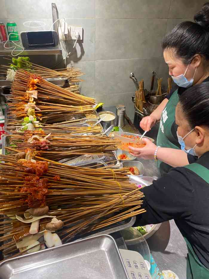 歆瑞源油卤串串"味道挺辣的,非常香,但是吃到最后有一点儿.