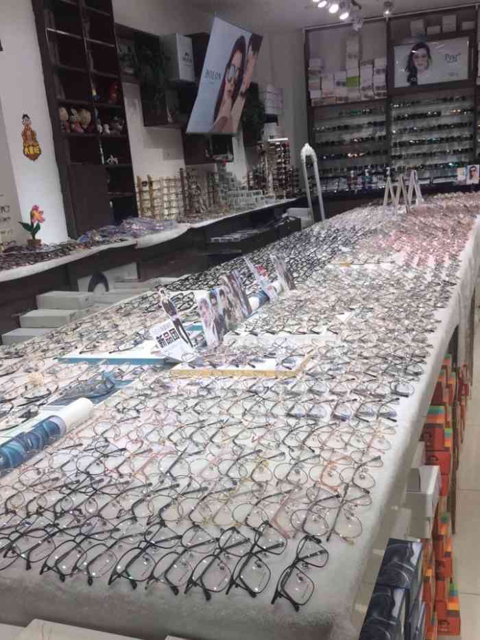 弘鑫眼镜批发"挺满意的购物店里眼镜有好多种,依视路.