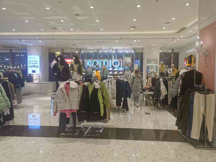 金狮广场二楼上的这家didimax很大 还有免费的咖啡可以喝 衣服种类也