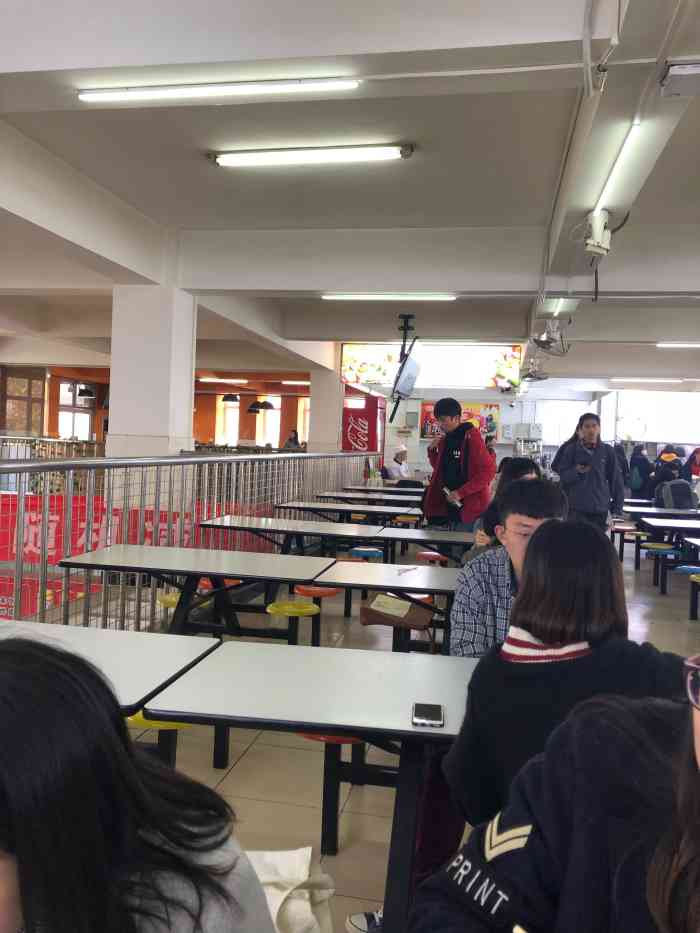 天津外国语大学第一食堂 坐落在操场对面 一二层楼都有各种类型不同的