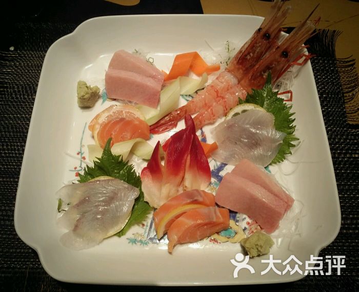 刺身五点拼(比目鱼,牡丹虾,三文鱼,北极贝,蓝鳍金枪鱼腹)