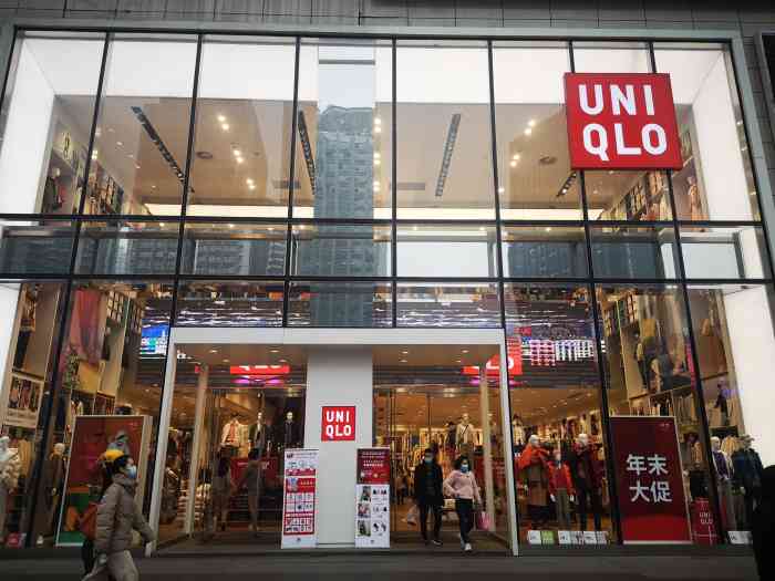 优衣库(盈嘉中心店"观音桥的颖嘉商场的楼下一楼的大门头的优衣.