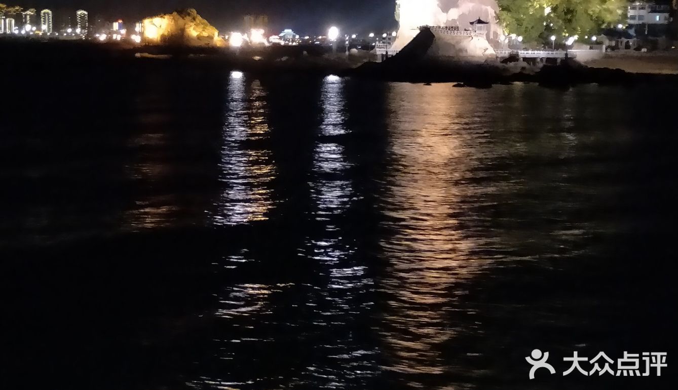 夜游鹭江在船上吹吹海风看看鹭江的夜景虽然没有上