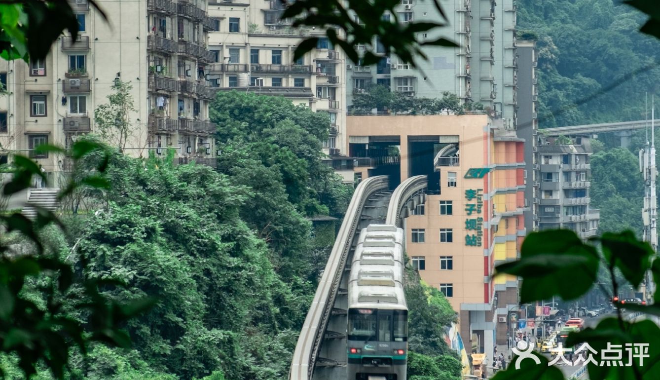 重庆李子坝附近藏着一条小众观景步道:新都巷步道