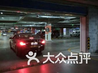 【北京世界之花假日广场地下停车场】