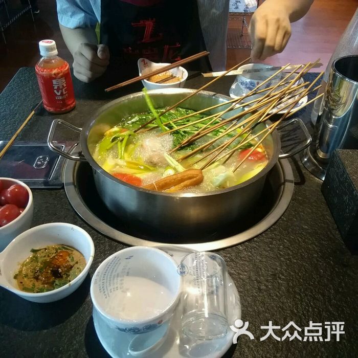 串串龙火锅店