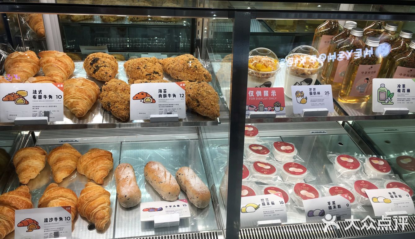 店里有自助点单取饮料的小柜子