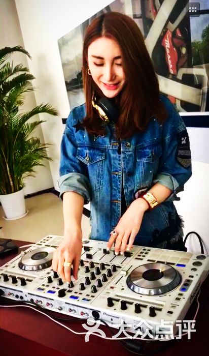 嘻哈街区dj bbox midi音乐制作培训学校美女dj工作现场图片 - 第15张