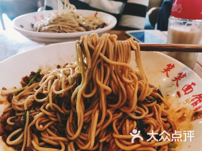 红油虾酱辣肉丝拌面