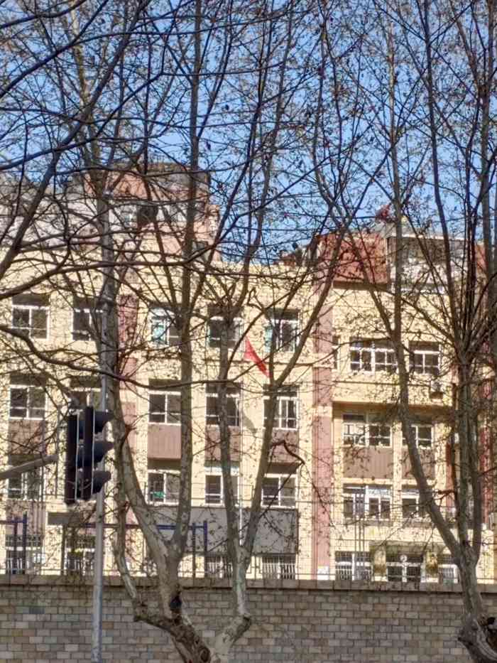 葵英小学"葵英小学是中山区的一所普通小学,位于葵英.