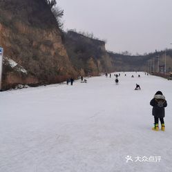 滑雪 荥阳市其他  九龙口滑雪乐园  交通倒是挺方便,但是滑雪场真的好