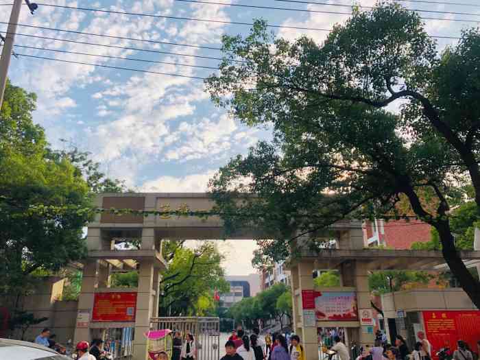 莲塘一中实验学校-"这个学校在莲塘的公园路上.旁边就是莲五中.